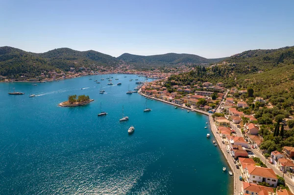 Vista Aérea Velero Amarrado Pintoresco Puerto Vathy Pueblo Capital Isla — Foto de Stock