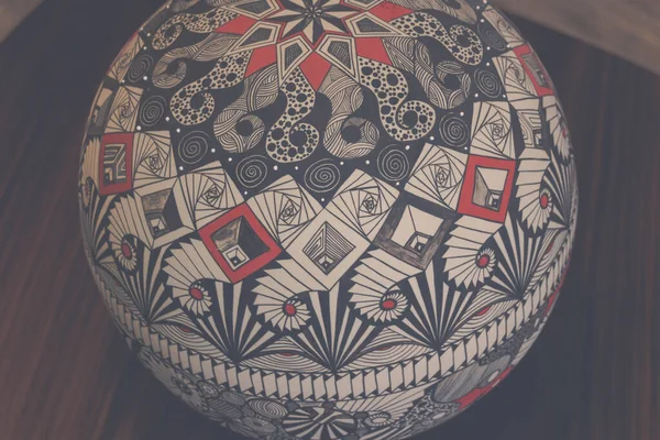 Foto Van Een Handbeschilderde Keramische Bol Met Abstracte Symbolen — Stockfoto