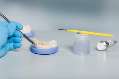 Yapay diş hekiminde boyama işini diş fırçasıyla kapatın.