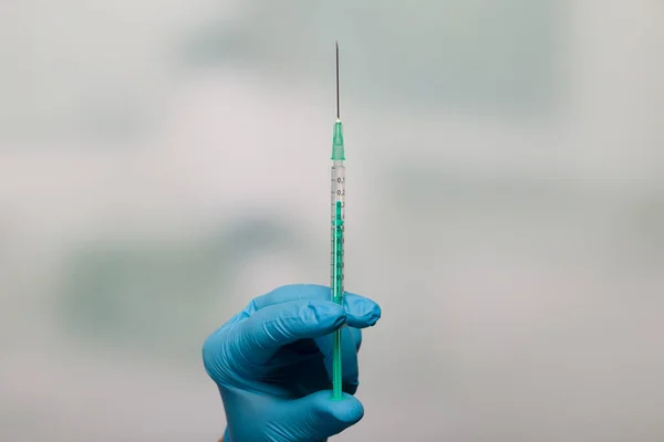 Orvos Kezének Közelsége Orvosi Kesztyűben Injekcióra Kész Fecskendővel — Stock Fotó