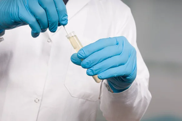 코로나 바이러스 검사를 실험실에서 검사를 장갑에 — 스톡 사진