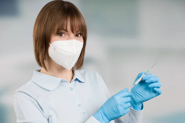 Female Doctor Nurse Syringe Pulled Coronavirus Vaccine Wearing Ffp2 Mask — Stock Photo, Image