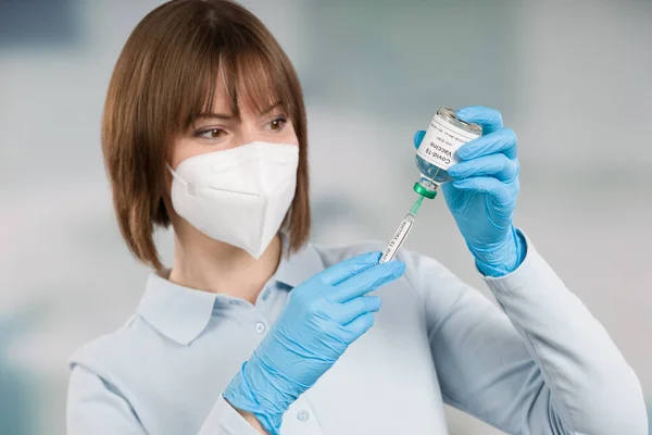 Female Doctor Nurse Syringe Pulling Coronavirus Vaccine Wearing Ffp2 Mask — Stock Photo, Image