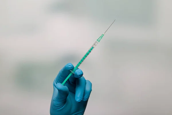 交上医用手套正在操作一个拔出的注射器 准备好注射 以预防考拉病毒或流感 — 图库照片