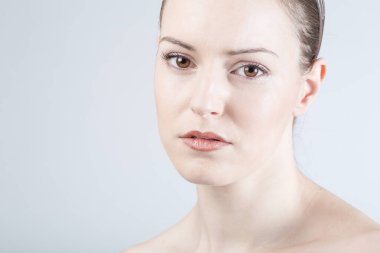 Genç, üzgün görünümlü kadın. 