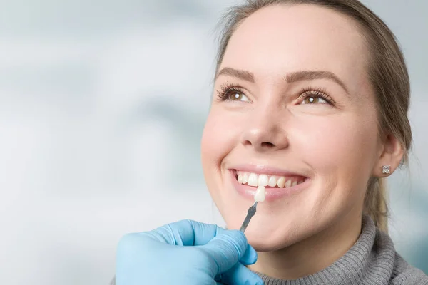 Primer Plano Mano Los Dentistas Utilizando Guía Sombra Boca Mujer —  Fotos de Stock