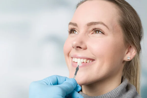 Close Dentists Hand Using Shade Guide Woman Mouth Check Veneer — Stock Photo, Image
