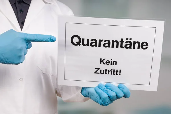 Ręka Lekarza Rękawiczkach Medycznych Pokazująca Niemiecki Znak Kwarantanny Przed Stacją — Zdjęcie stockowe