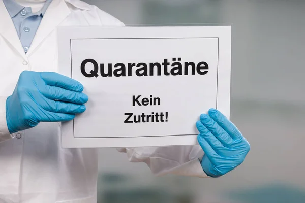 Ręka Lekarza Rękawiczkach Medycznych Pokazująca Niemiecki Znak Kwarantanny Przed Stacją — Zdjęcie stockowe