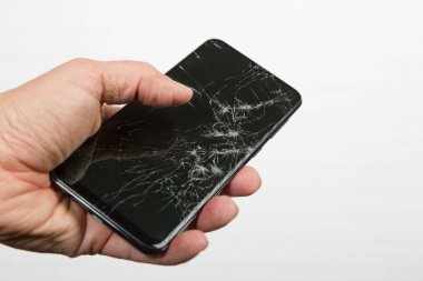 El, kırık ekranlı bir akıllı telefon sunar 