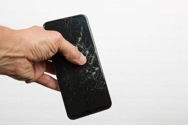 El, kırık ekranlı bir akıllı telefon sunar 