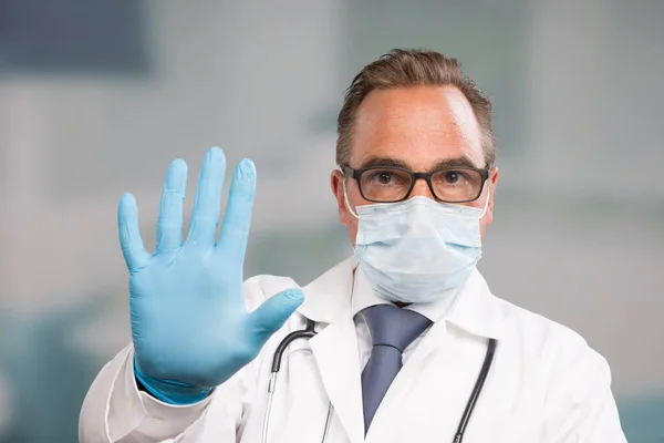 Mužský Lékař Lékařské Masce Obličeje Lékařských Rukavicích Dělá Stop Gesto — Stock fotografie