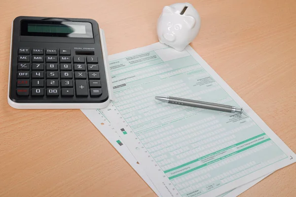 Close Uma Declaração Fiscal Com Uma Calculadora Uma Caneta Banco — Fotografia de Stock