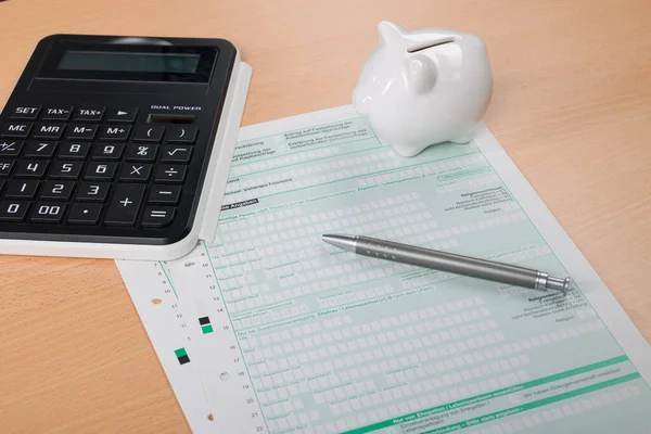 Nahaufnahme Einer Steuererklärung Mit Taschenrechner Stift Und Sparschwein — Stockfoto