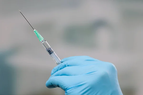Närbild Läkarens Hand Sjukvårdshandskar Med Uppdragen Spruta Klar För Vaccination — Stockfoto