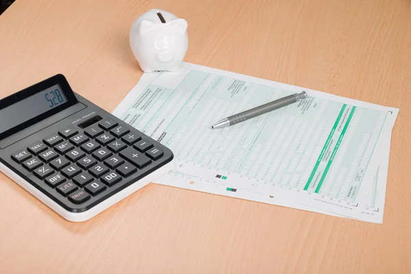 Nahaufnahme Einer Steuererklärung Mit Taschenrechner Stift Und Schwein — Stockfoto