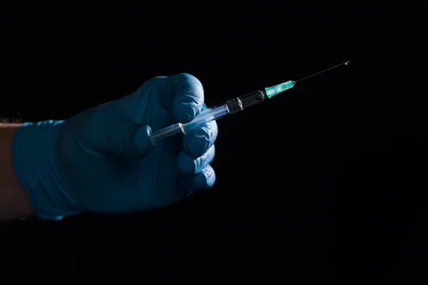 Närbild Läkarens Hand Sjukvårdshandskar Med Vaccinspruta Framför Svart Bakgrund — Stockfoto