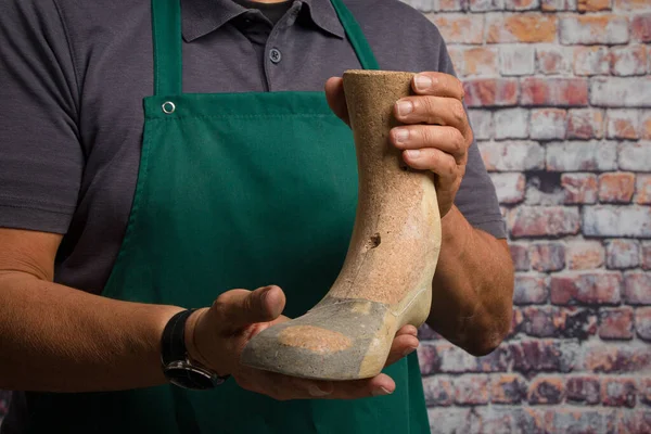 Close Hands Orthopedic Shoemaker Presenting Individual Wooden Last His Workshop — стоковое фото