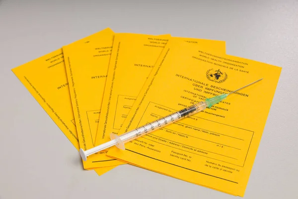 Certificados Internacionales Vacunación Una Jeringa Con Vacuna Covid — Foto de Stock