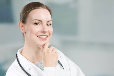 Doktorun genel olarak steteskoplu, sevimli bir aile doktorunun portresi. 