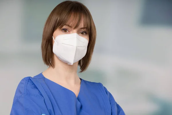 头戴医用口罩 身穿外科长袍的女医生或护士的肖像 — 图库照片