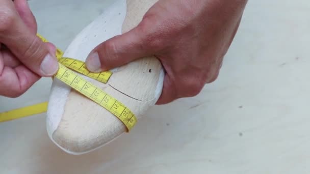Nahaufnahme Der Hände Eines Orthopädischen Schuhmachers Der Eine Holzleiste Zur — Stockvideo