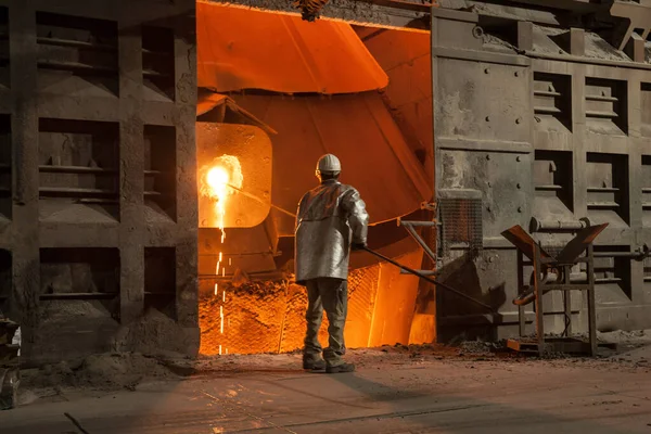 Steel Worker Checking Steel Quality Bessemer Converter — Stock Photo, Image