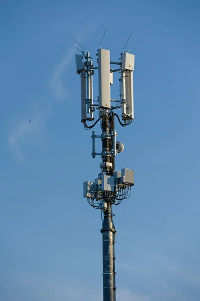 Close Antenna Mast Mobile Radio Communications Front Blue Sky — Stock Photo, Image