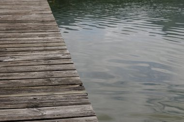 Göl suyunun üzerindeki eski ahşap iskeleler.