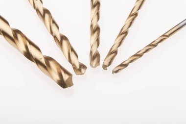 Beyaz yüzeyde izole edilmiş matkaplar