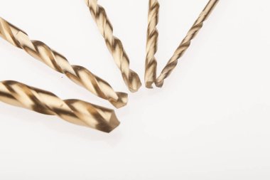 Beyaz bir yüzeyde beş ıslatılmış matkap.