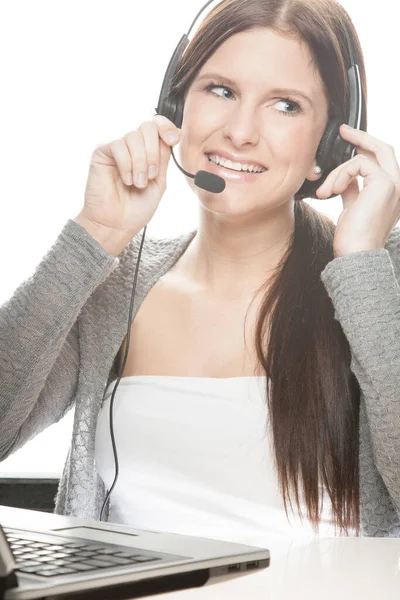 Frau Mit Headset Arbeitet Als Freundliche Callcenter Agentin Oder Arbeitet — Stockfoto