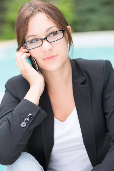 Elbiseli Gözlüklü Genç Bir Kadın Cep Telefonu Kullanıyor — Stok fotoğraf