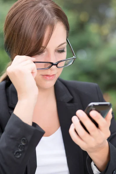Elbiseli Gözlüklü Genç Bir Kadın Cep Telefonu Kullanıyor — Stok fotoğraf