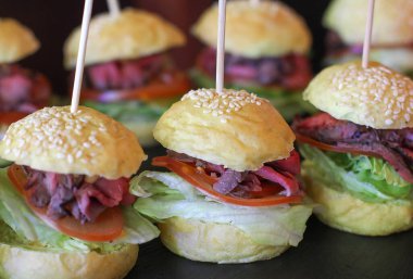 Mini burger salatalı çörek şiş.
