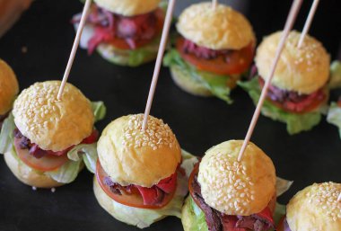 Mini burger salatalı çörek şiş.