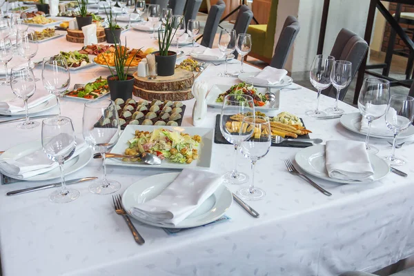 Şenlikli yemek masası restoranı.