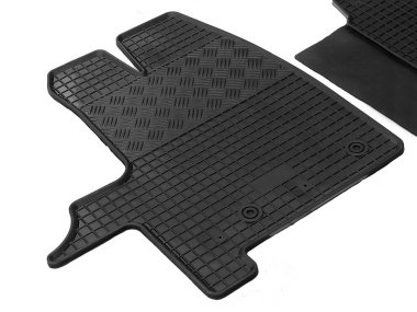 Arabada lastik paspaslar var.