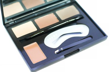 Palet kaş gölgeleri, şallar ve fırçalar.