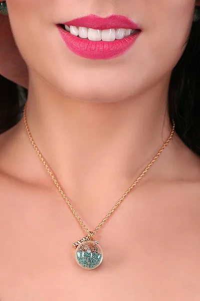 Altın mücevher kolye gülümseme pembe ruj güzel kız