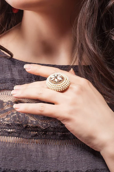 Yüzük bej el kızı.