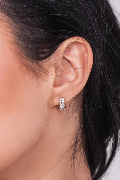 Kulak kıllı mücevher küpesi.