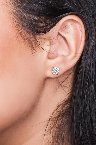 Kulak mücevheri altın küpe.