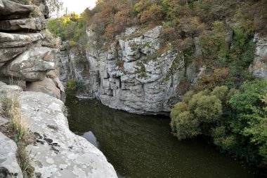 Buki 'deki kanyon Sonbahar nehir taşı Ukrayna