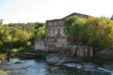 Buki Ukrayna kanyonundaki eski değirmen