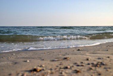 Deniz dalgalarında sörf yap gökyüzünde