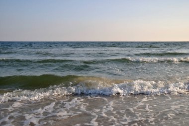 Deniz dalgalarında sörf yap gökyüzünde