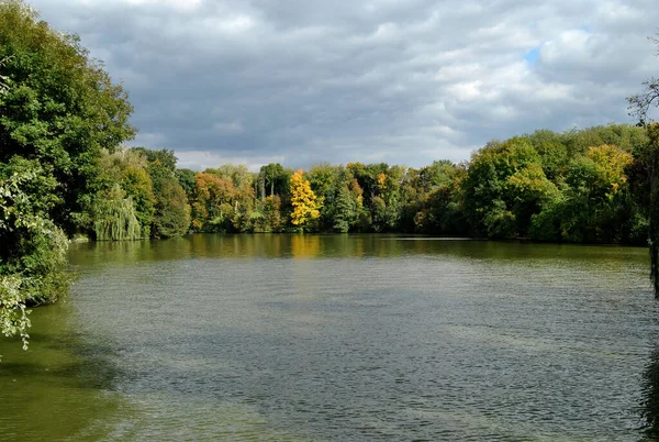 Nehir parkı doğası Sonbahar bulutları
