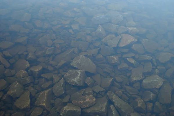 Nehirdeki gri taşlar su altında