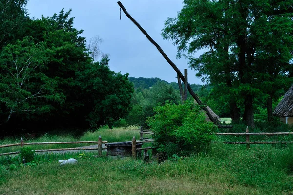 Ukrayna köyünde eski bir kuyu.